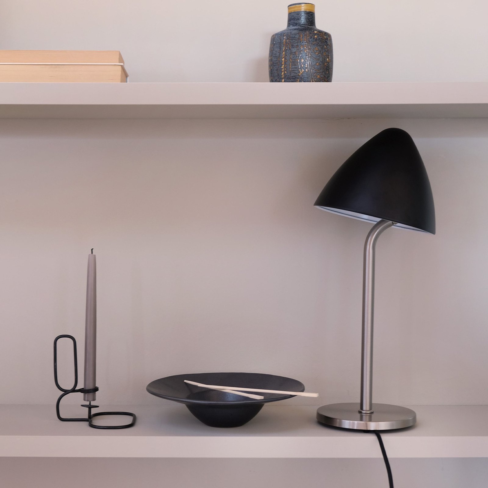 Dyberg Larsen Lampe de table Oulu, noir/acier, hauteur 47 cm