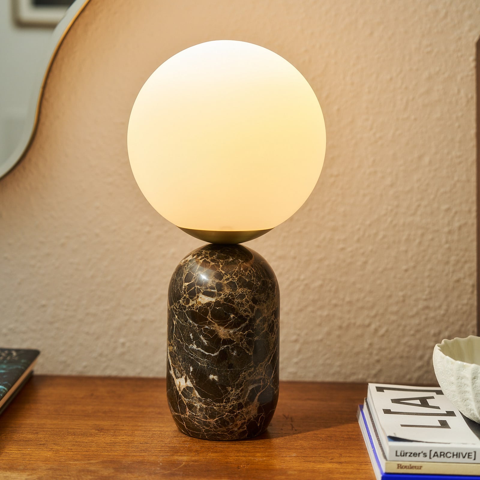 Lindby tafellamp Lennes, bruin, marmer, glas, Ø 20 cm