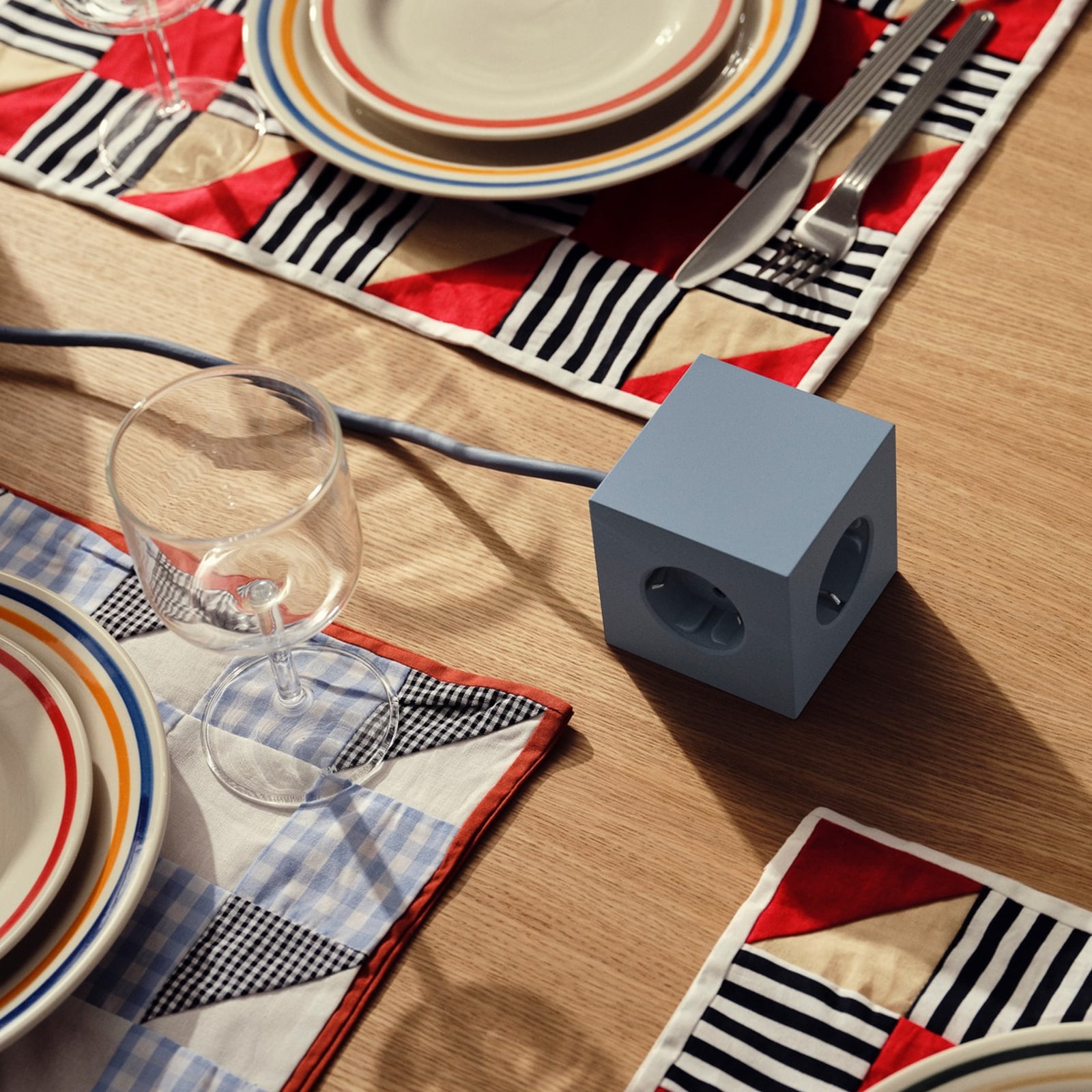 SQUARE 1 -pistorasia, sininen, 3 Schuko-pistokepaikkaa, 2 USB-liitäntää, 1,8