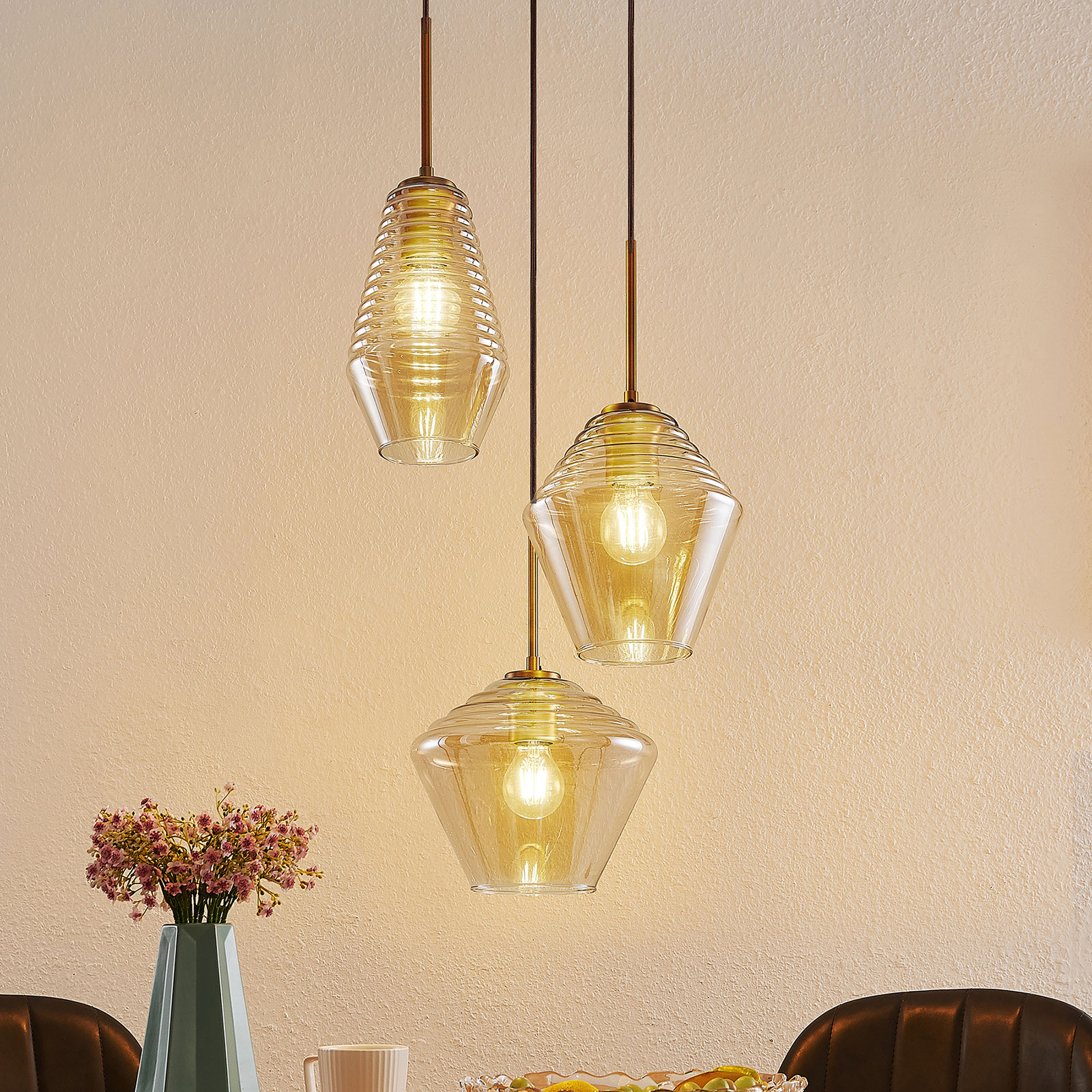 Lindby Ekkis colgante, 3 luces, redondo, ámbar