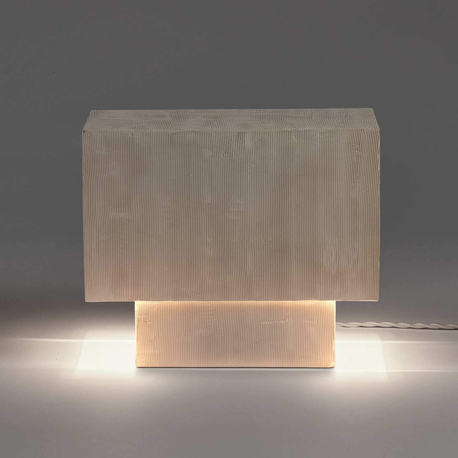 03 WHITE ILLUMINA LED-bordlampe, hvit, høyde 26 cm – Serax - Stue - Design - Stoff / Tekstil - Med en lyskilde