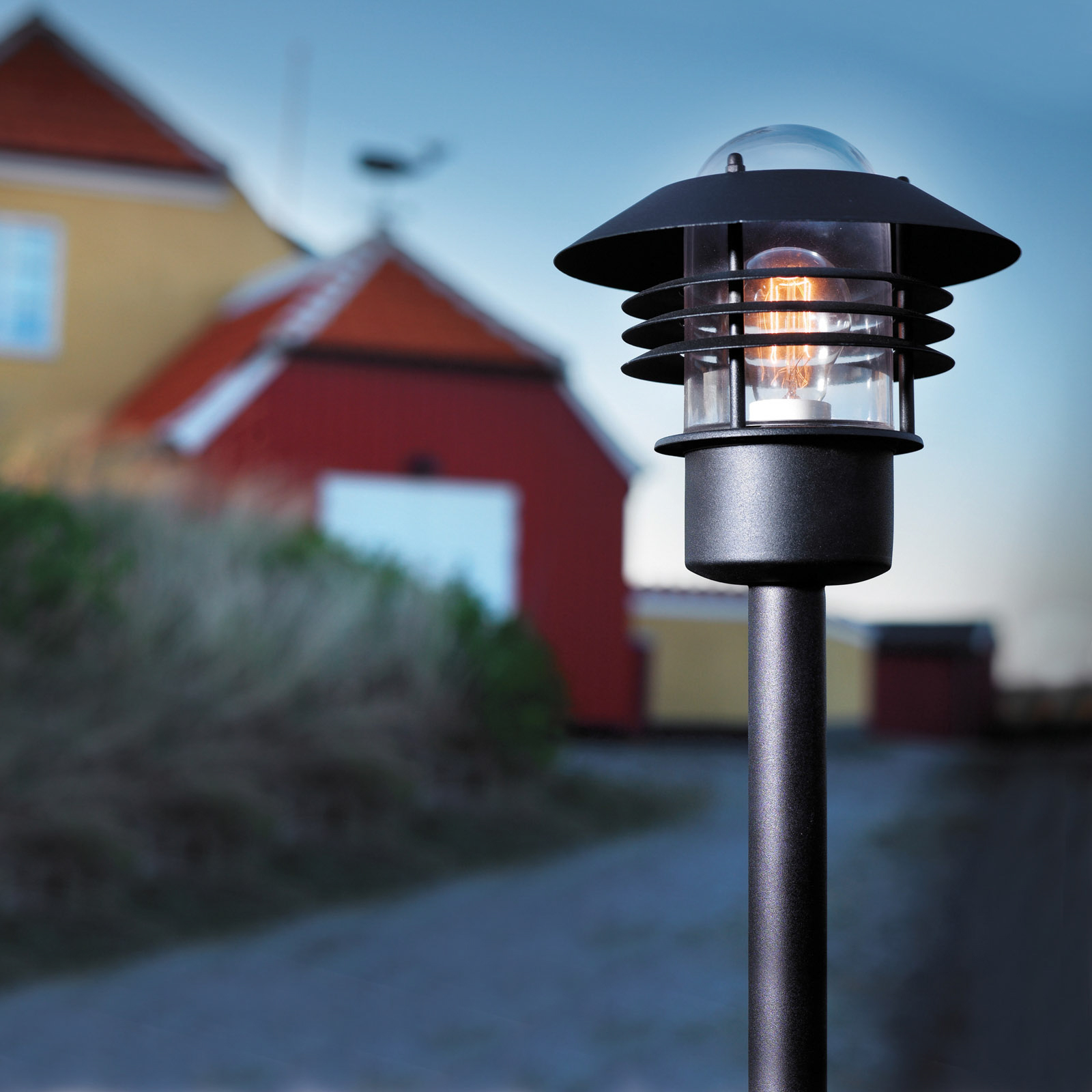 Stylish pathway lamp Vejers, black