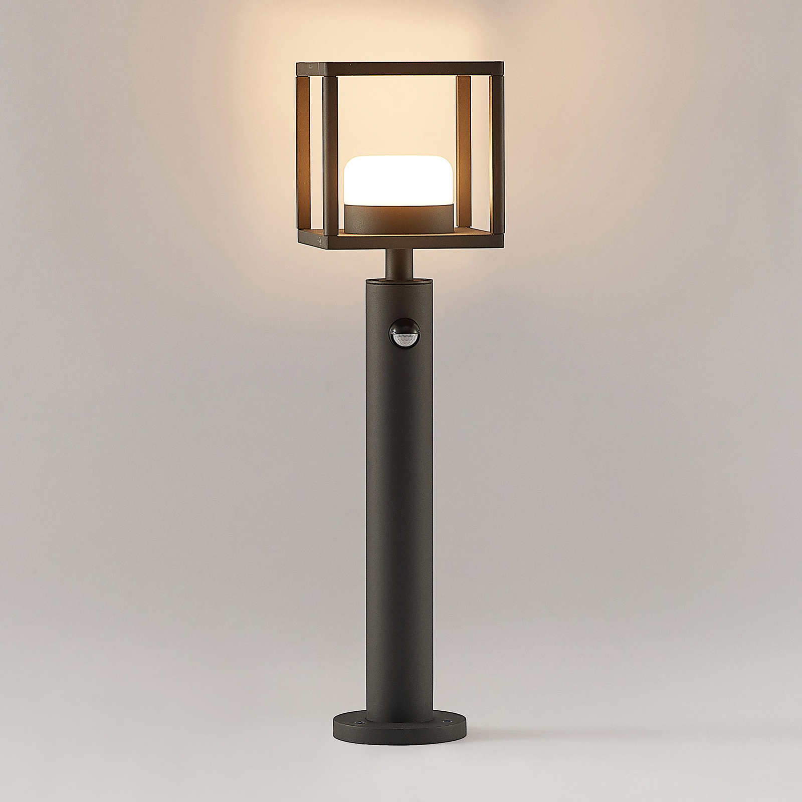Lucande Timio gadelampe, 60 cm, med sensor