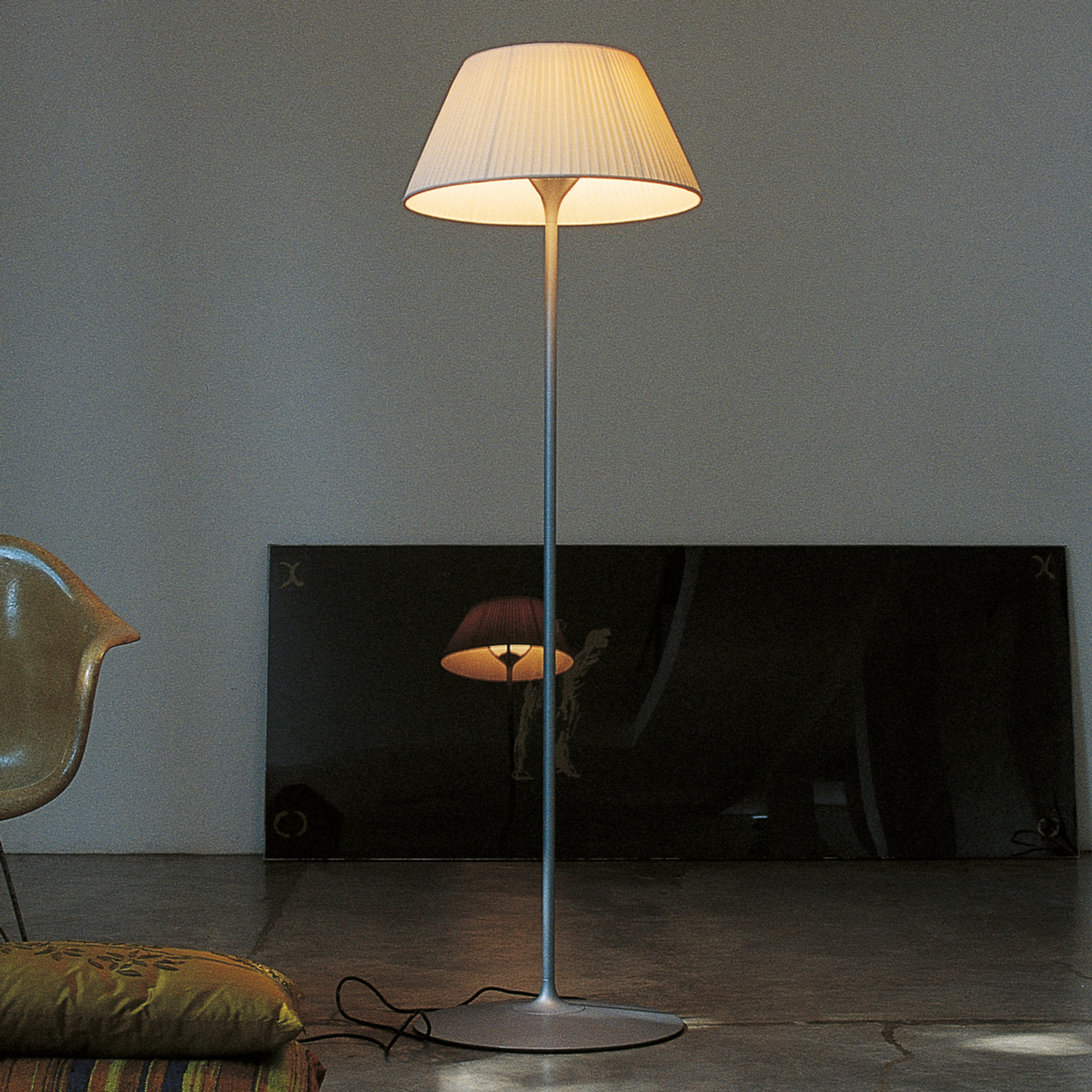 FLOS Romeo Soft F – stojaca lampa, príjemné svetlo