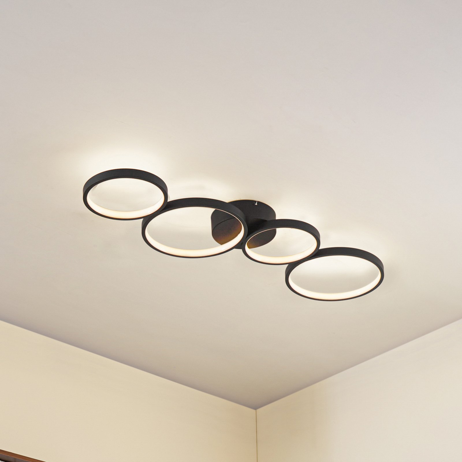 Lindby LED griestu lampa Evengeline, melna, alumīnijs, 88 cm