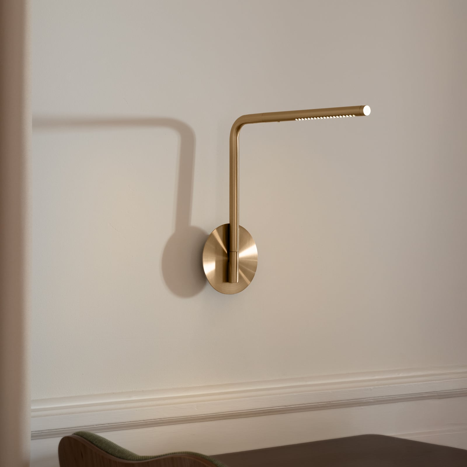 Omni Pivot LED-Wandlampe, messingfarben, dimmbar - UMAGE