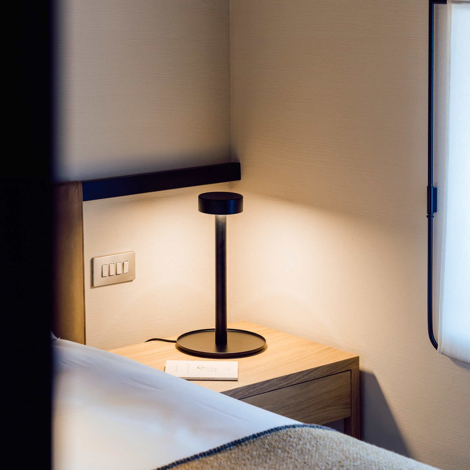 Milan Peak Lane -LED-design-pöytälamppu