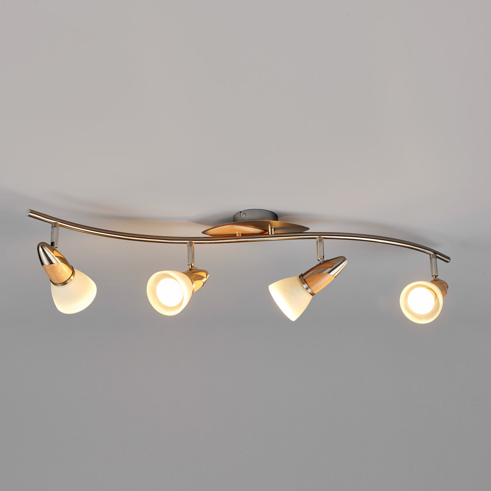 Plafón Lindby Marena, 4 luces, cristal, madera, 83 cm de largo