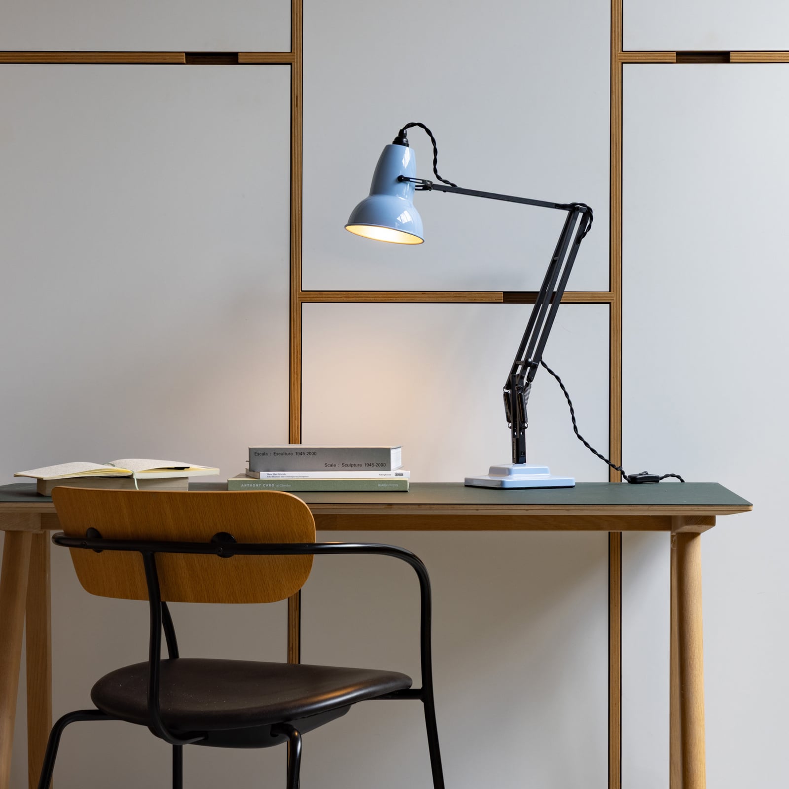 Original 1227 pöytälamppu, opaalinsininen/musta, 49 cm – Anglepoise Original 1227 pöytälamppu, opaalinsininen/musta, 49 cm – Anglepoise