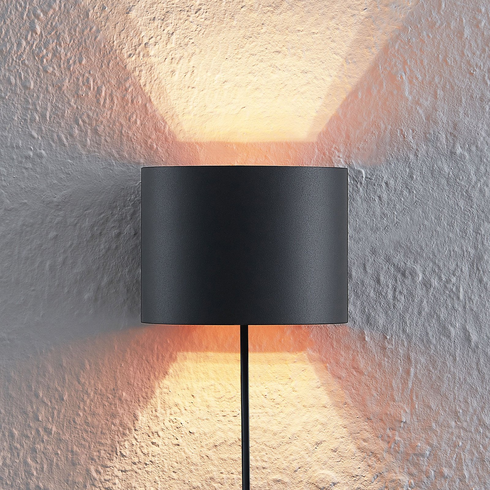 Arcchio Zuzana wall light, round, black, with plug