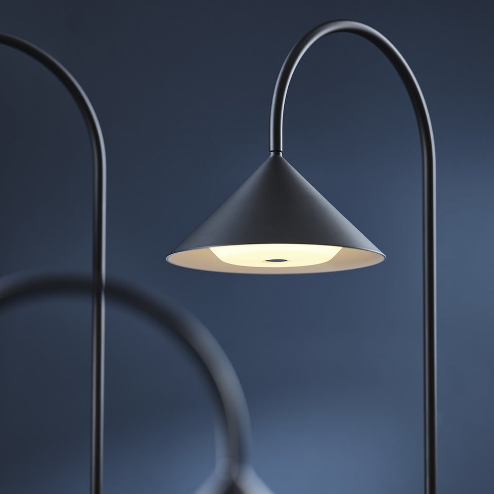 Frandsen Grasp LED-batteridriven golvlampa H72, svart från Frandsen