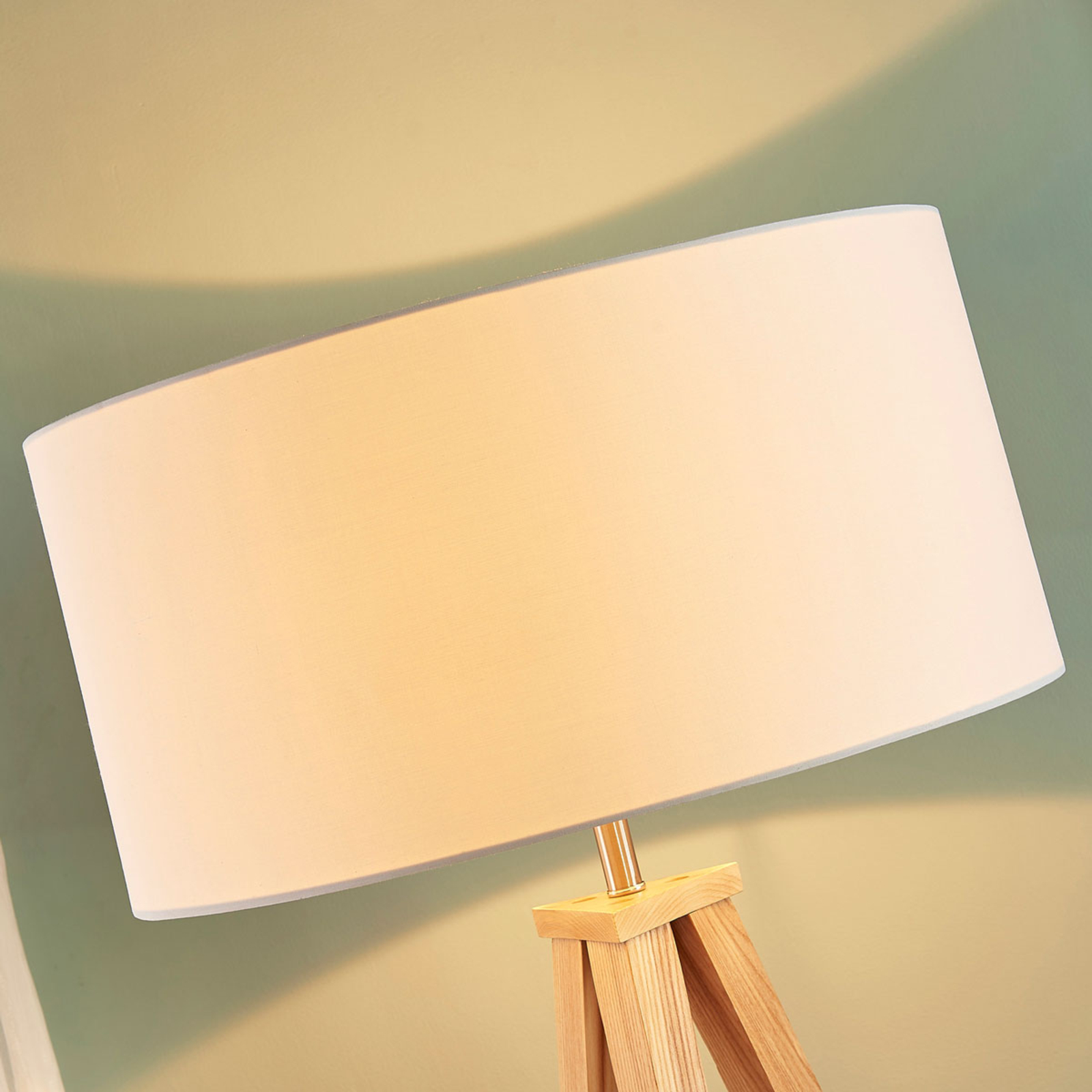 Gulvlampe Mya med tre bein i tre med hvit skjerm Gulvlampe Mya med tre bein i tre med hvit skjerm