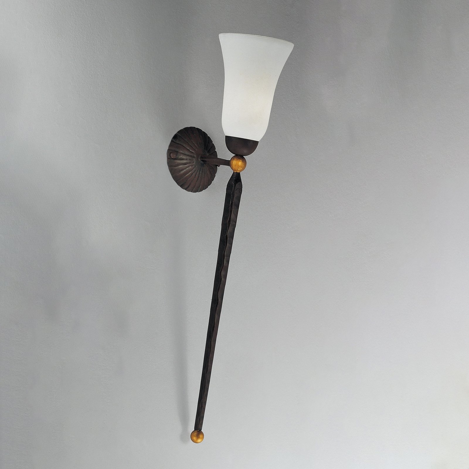 Lampa ścienna Antico, okrągłe szkło scavo, kute żelazo, wysokość 73 cm