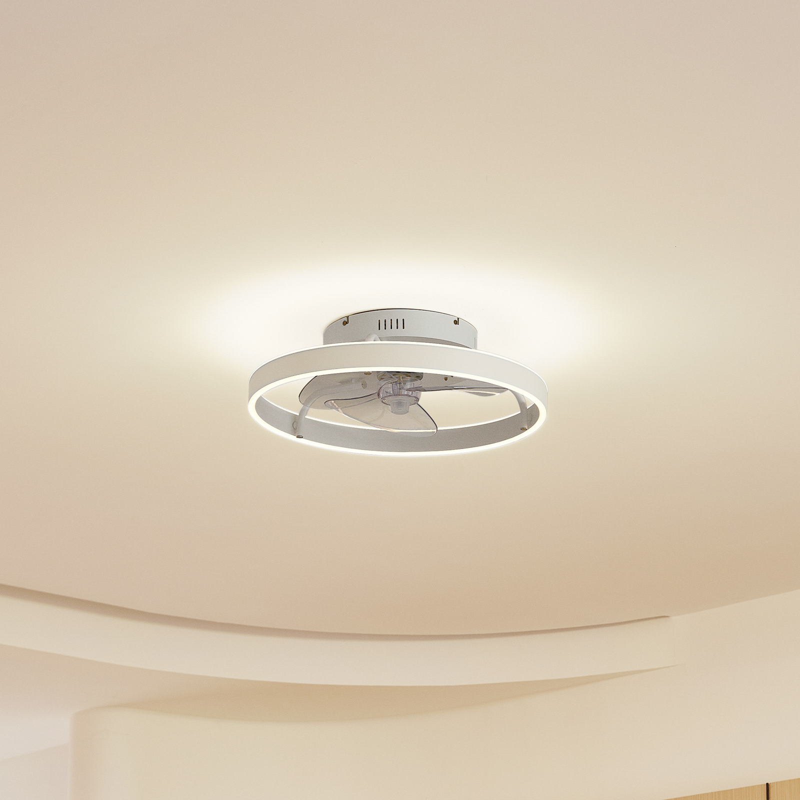 Lindby LED-loftventilator Momitu, hvid, støjsvag, Ø 14 cm