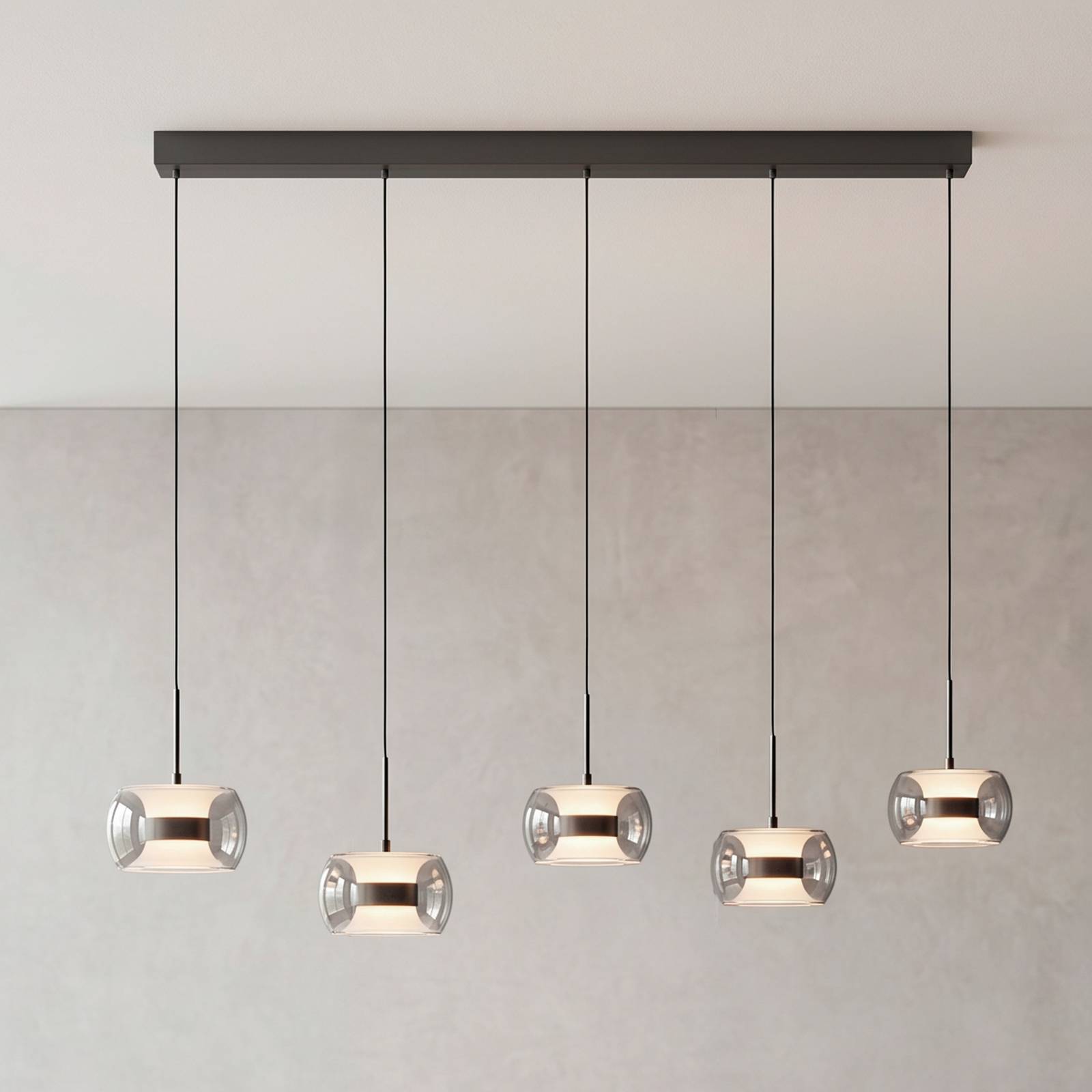 Paul Neuhaus LED hanglamp Fumea, lengte 119 cm, zwart/rookkleurig glas, CCT, 5-lamps