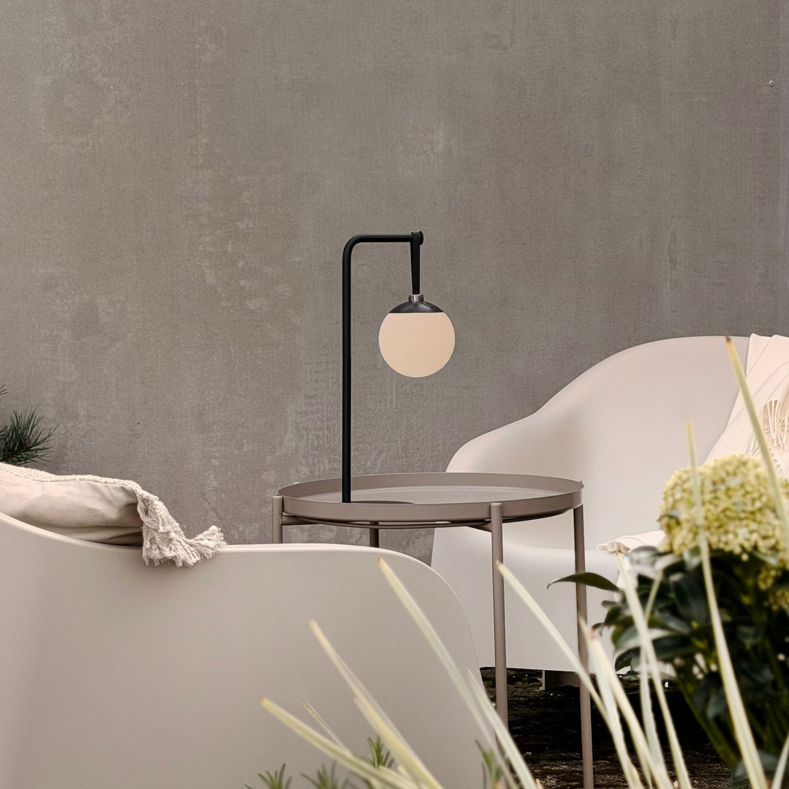 Dyberg Larsen LED-akutoitel töötav dekoratiivlamp Odin, must/valge, IP44 Dyberg Larsen LED-akutoitel töötav dekoratiivlamp Odin, must/valge, IP44