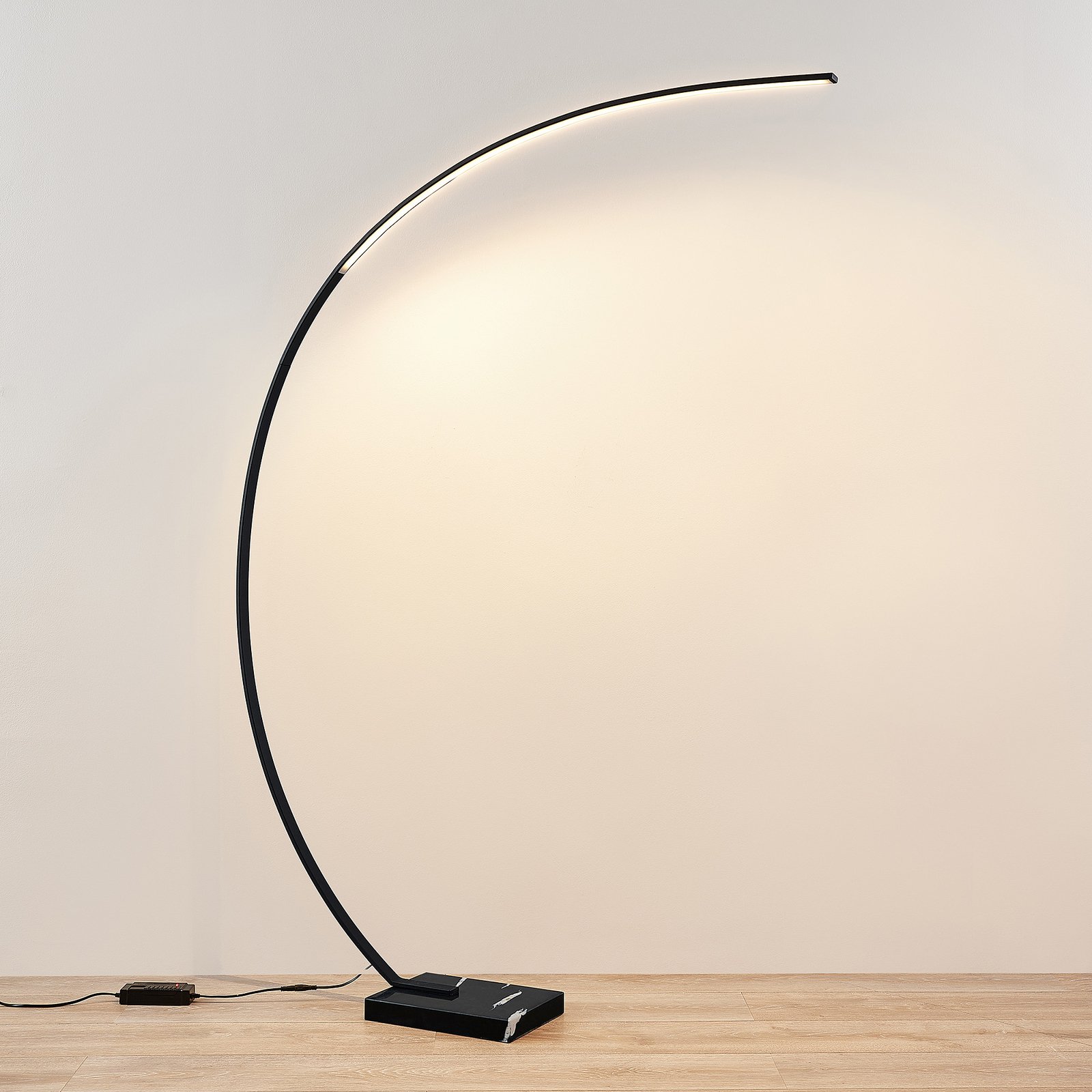 Lindby Kendra lámpara de pie de arco LED, negro