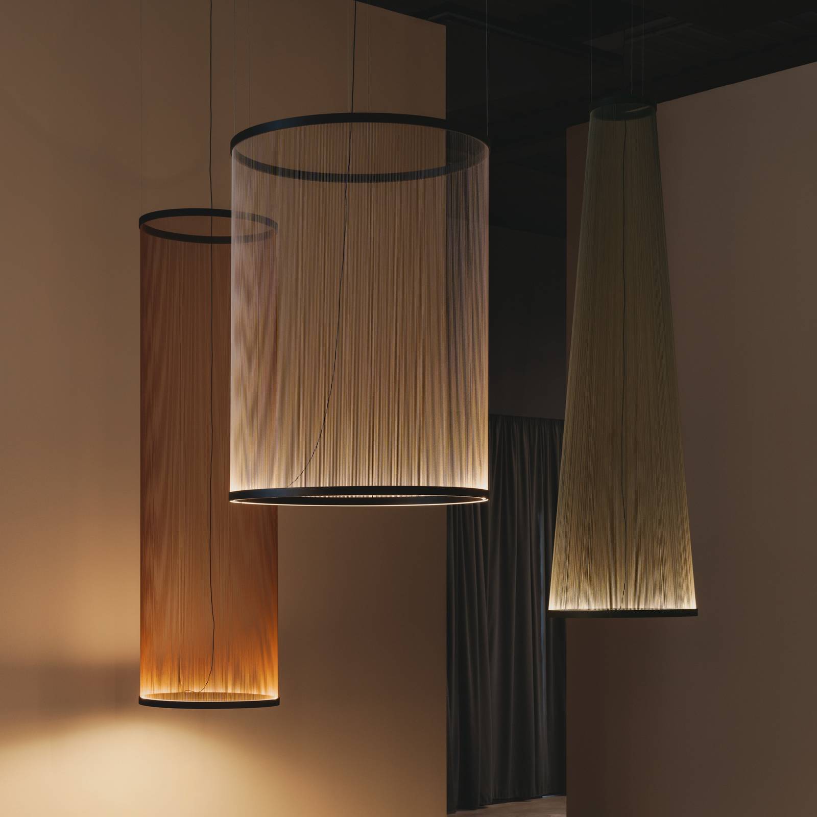 Suspension LED Vibia ARRAY, verte, 193 x 55 cm, cône 927 à intensité variable