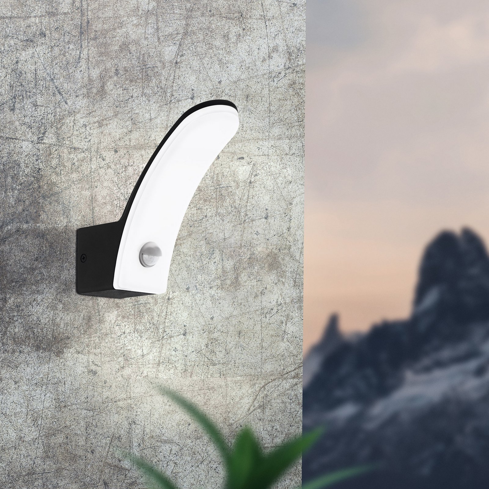 Flumicino LED outdoor wall light with a sensor