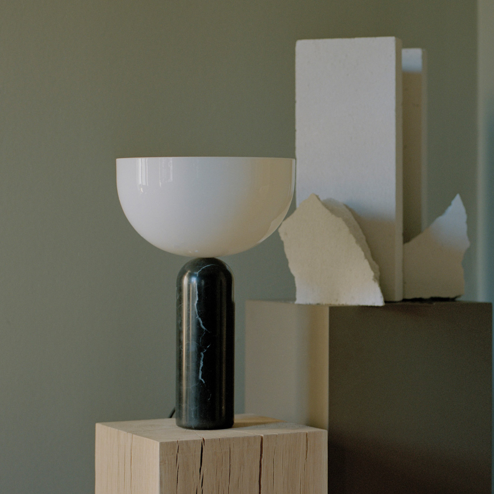 New Works Kizu Large lámpara de mesa, negro