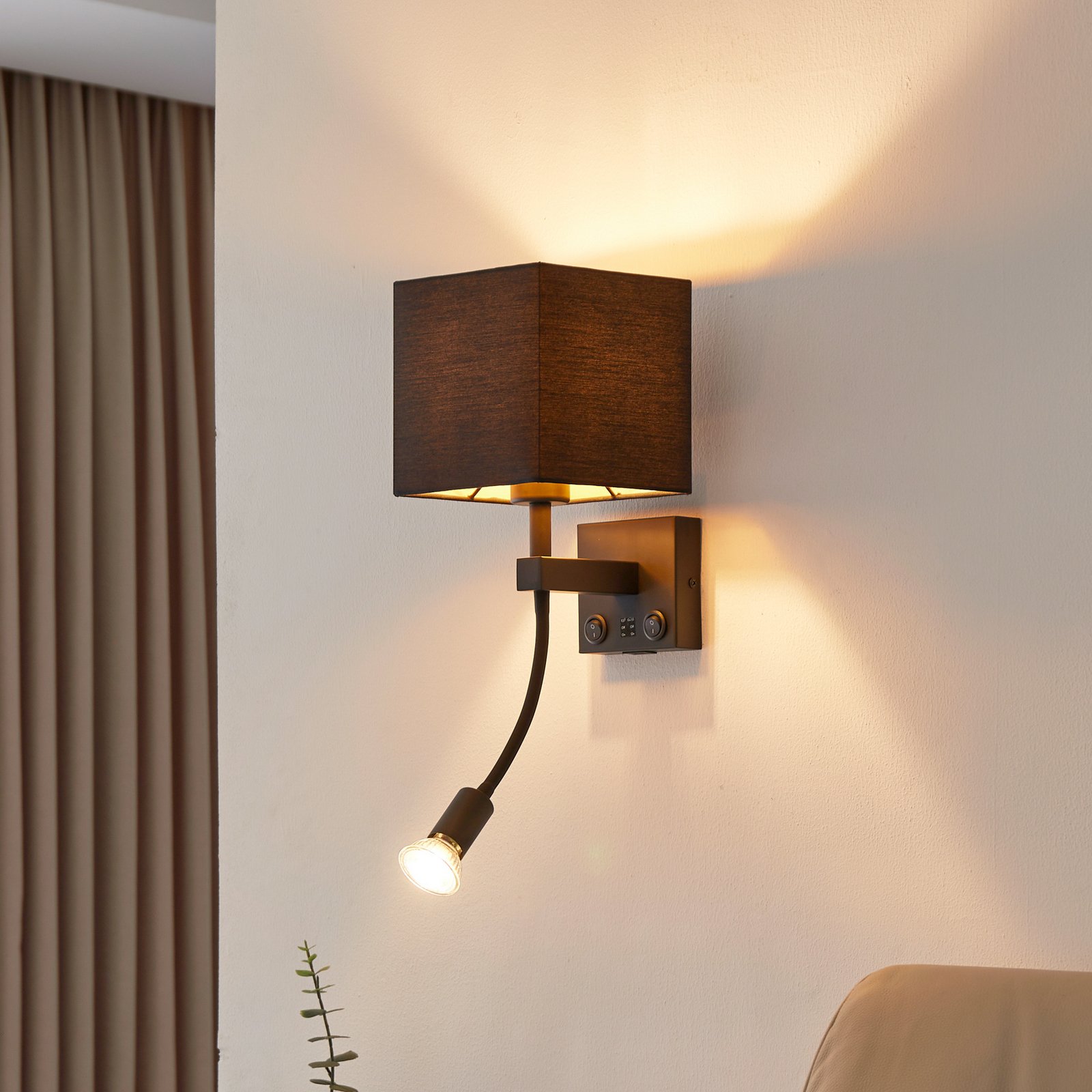 Lindby Wandlampe Thorid, schwarz/gold, Stoff, USB, Leselampe