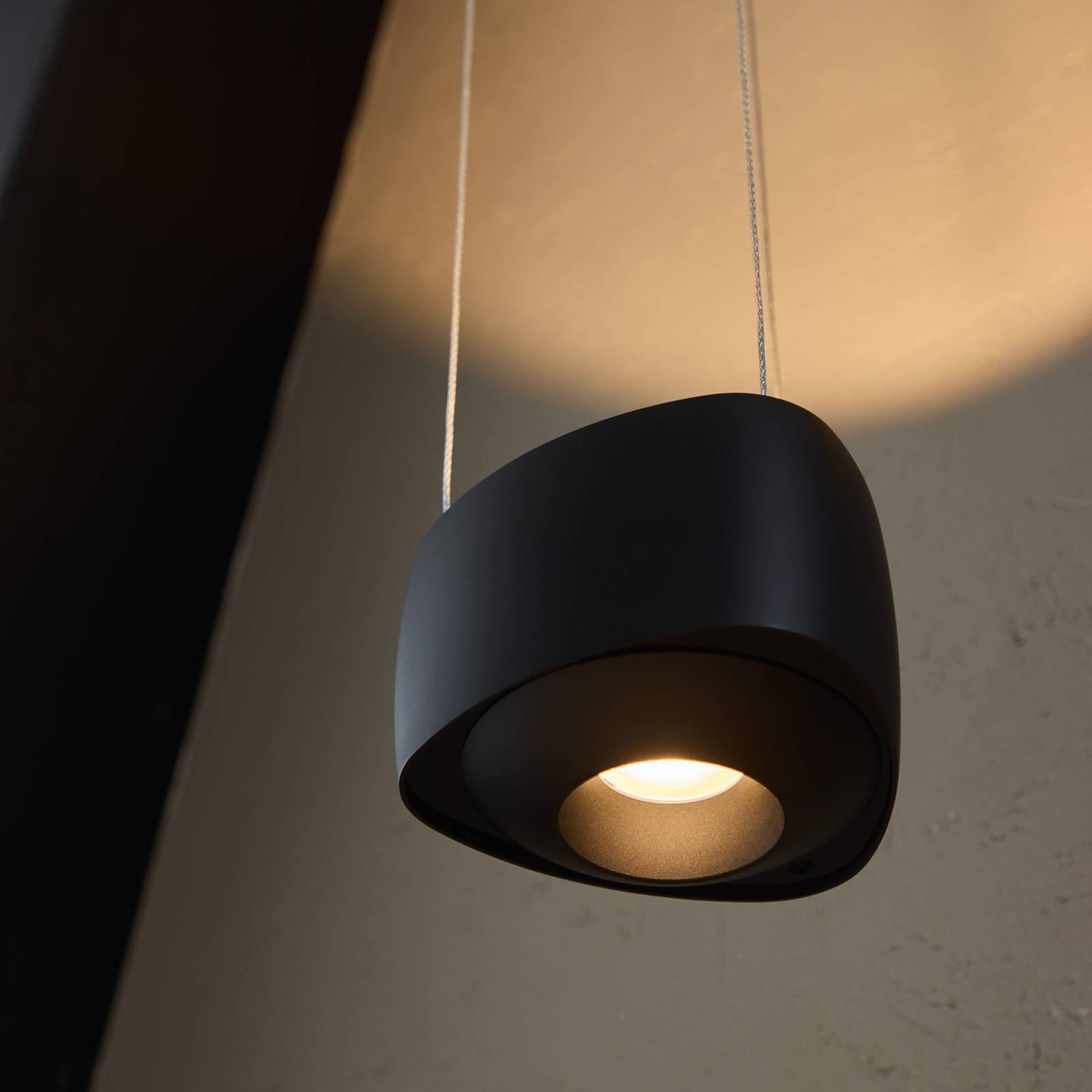 LOOM DESIGN żyrandol LED Air, czarna, 13 cm, aluminium
