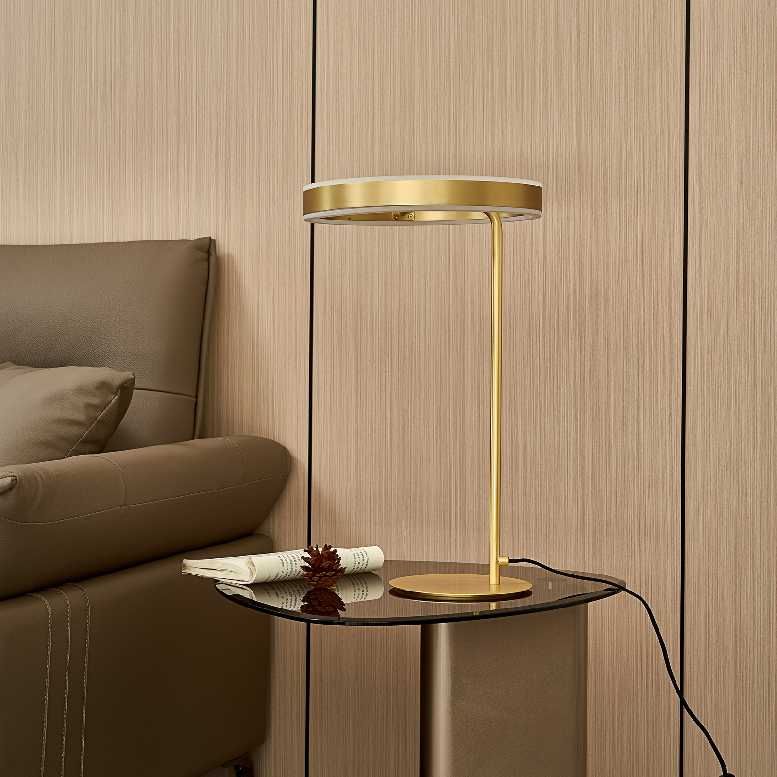 Lucande LED-es asztali lámpa Yekta, 3 fokozatú, sárgaréz színű