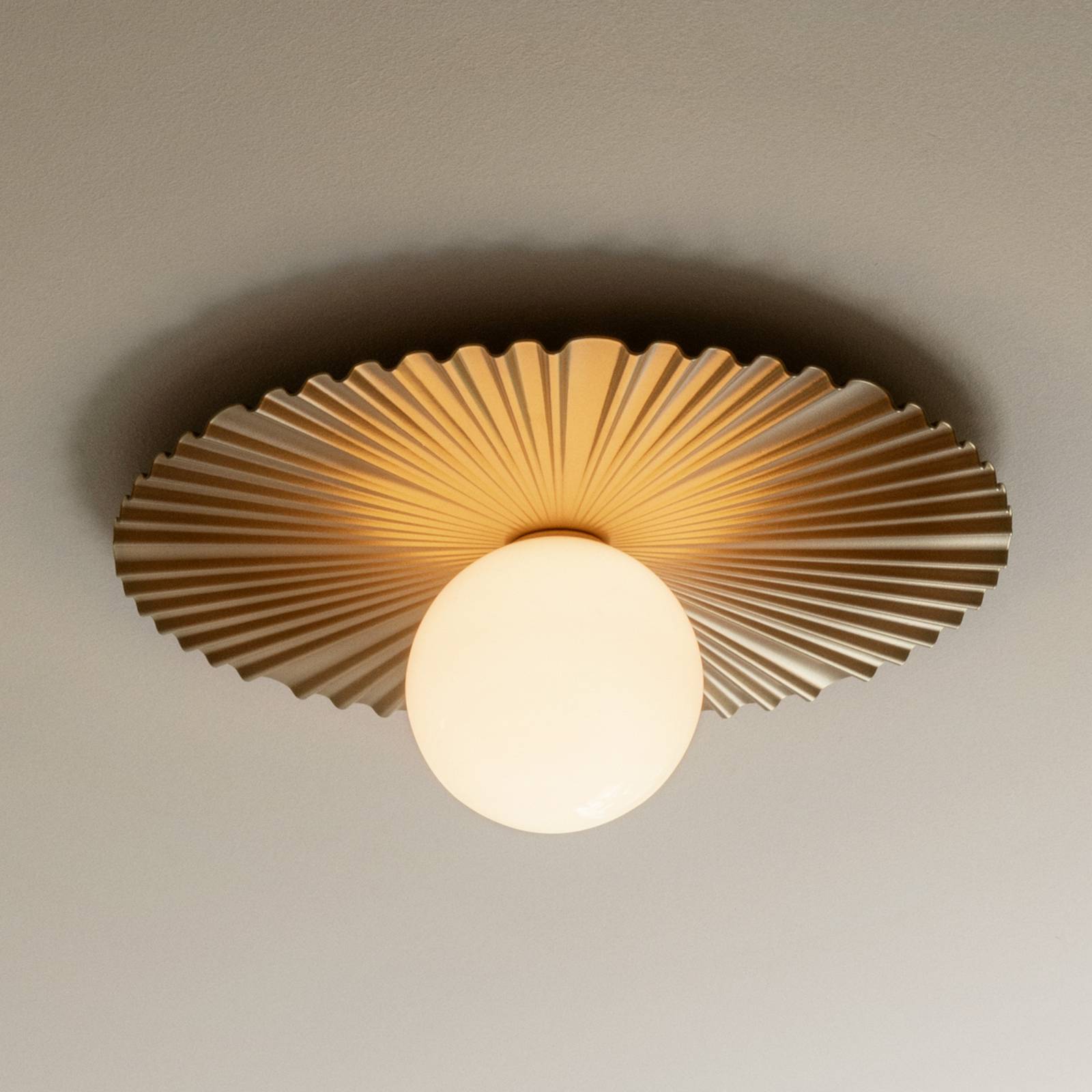 Nuura Aps Applique murale Nuura Liila Muuse, Ø 42 cm, IP44, doré/opale