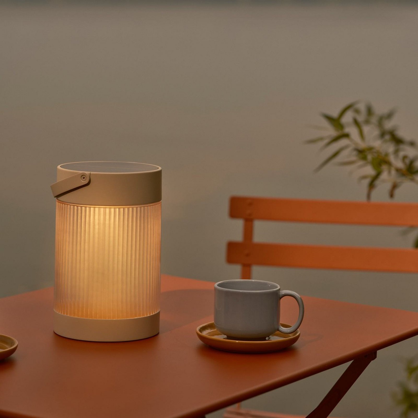 Solarna stolna lampa Coupar, boje pijeska, plastika, IP44