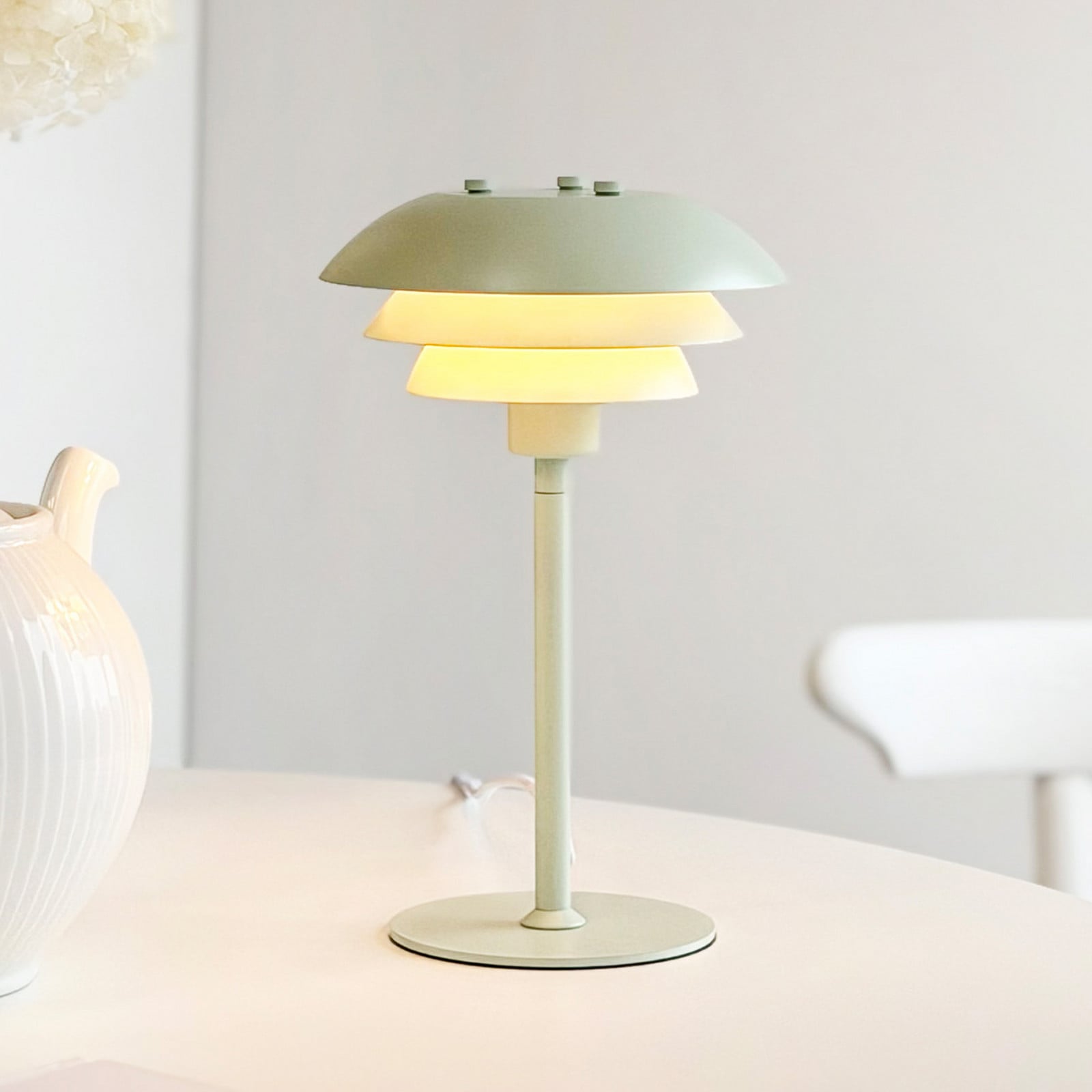 SIXTEEN bordslampa, mintgrön, metall, E27 – Dyberg Larsen - Vardagsrum - Skandinavisk - Med en ljuskälla