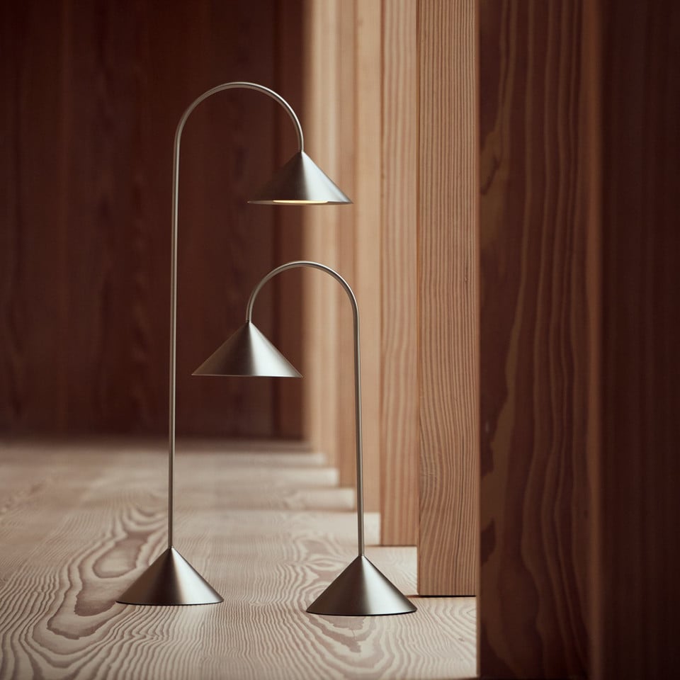 Frandsen LED-batteridriven golvlampa Grasp, metallisk från Frandsen