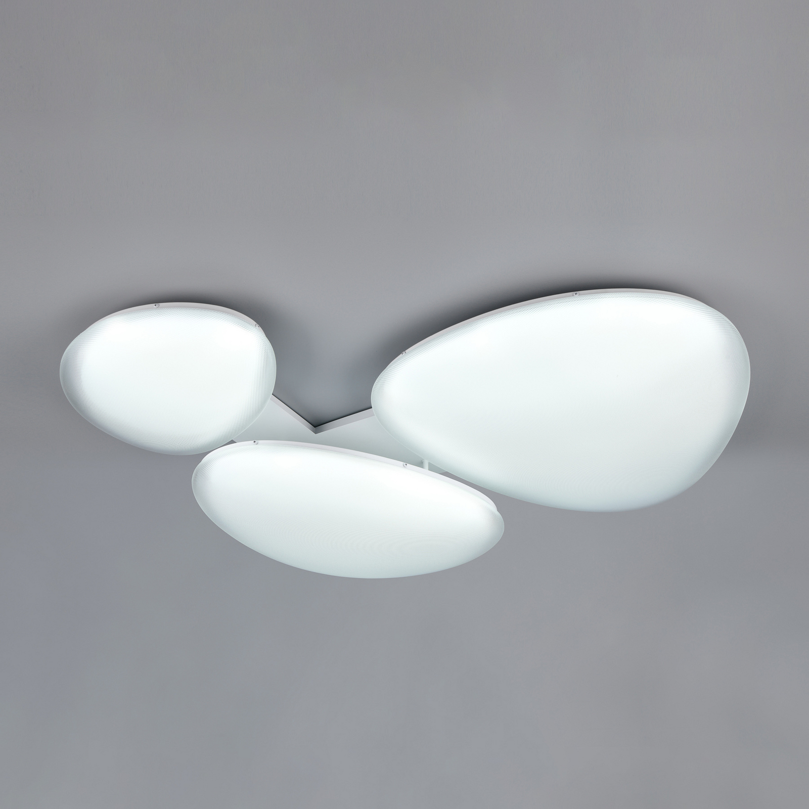 LED plafondlamp Ozera, lengte 95 cm, wit, kunststof, CCT, 3-lamps. LED plafondlamp Ozera, lengte 95 cm, wit, kunststof, CCT, 3-lamps.