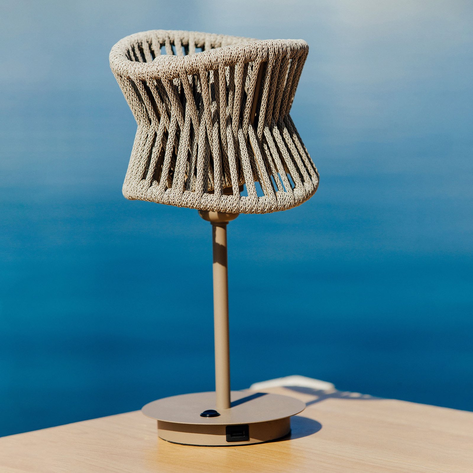 Mantra Polinesia utend?rs bordlampe, med USB-port - moderne aluminium, jern