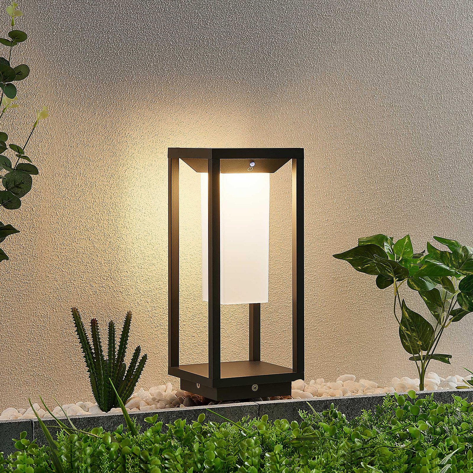Lucande Eliel LED-solcellesokkellampe, 34 cm