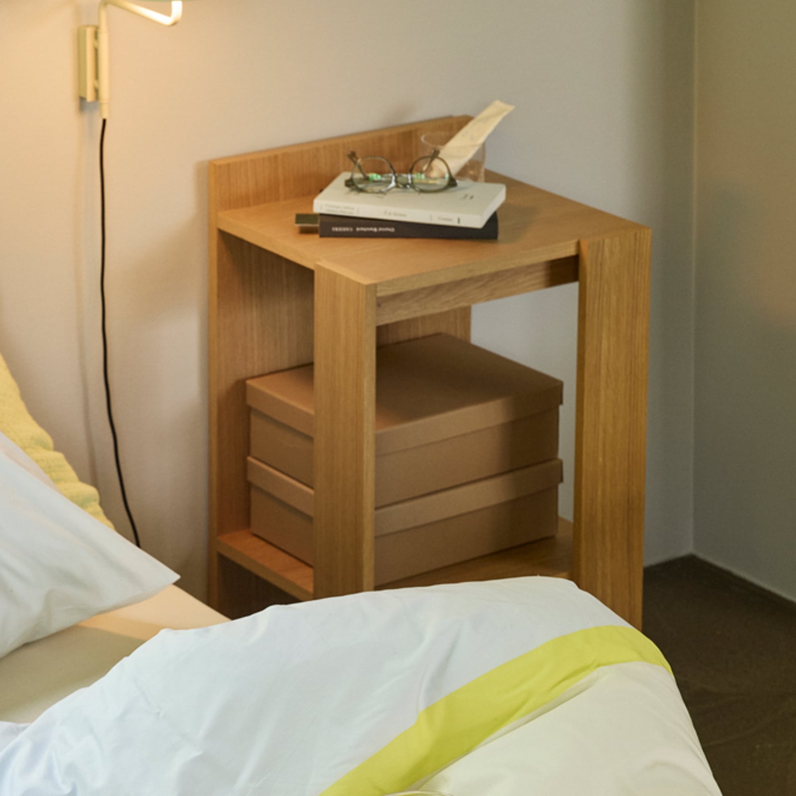 Comodino Merge in rovere chiaro, altezza 70 cm - Hübsch