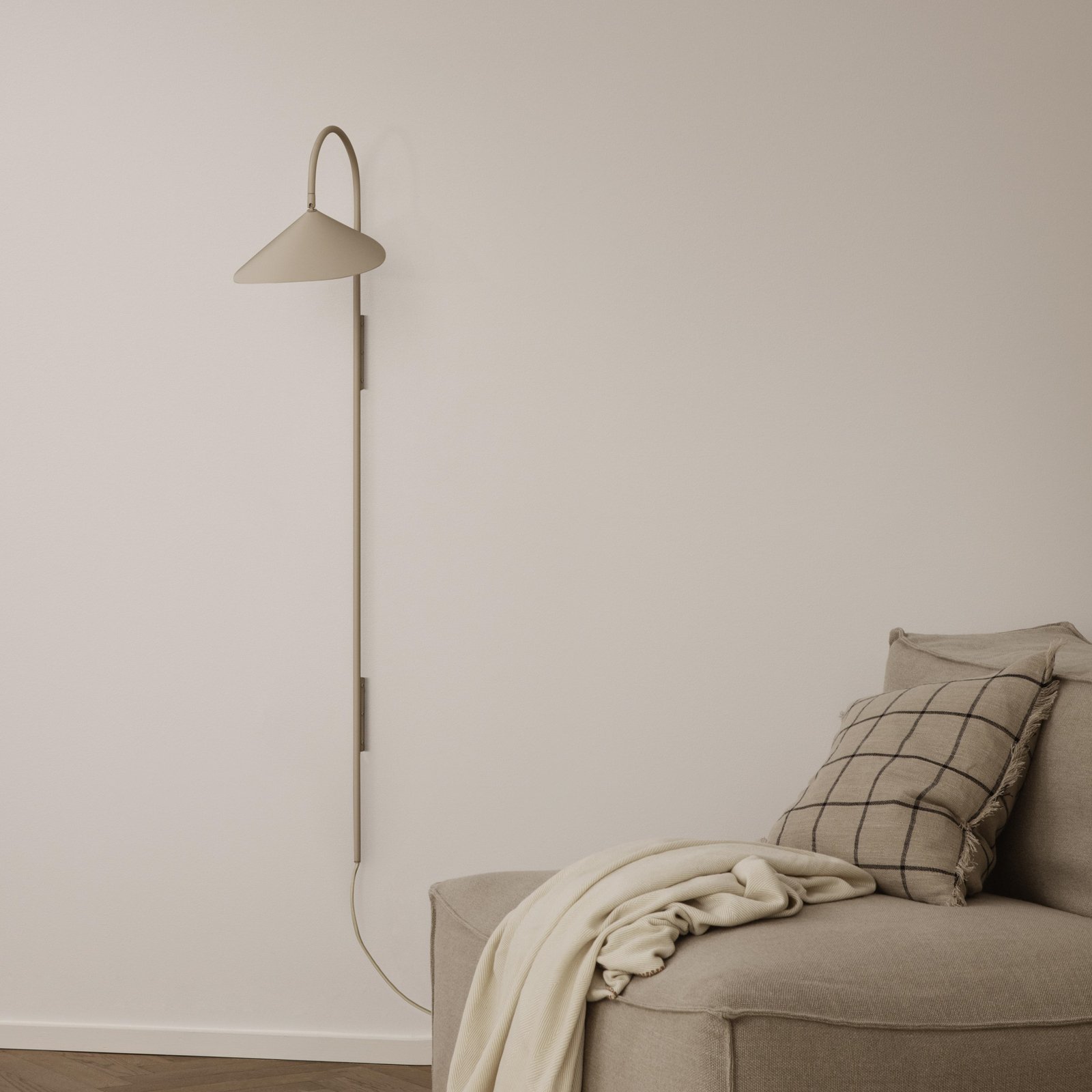 Arum Swivel Nástěnné Svítidlo Tall Cashmere - Ferm Living
