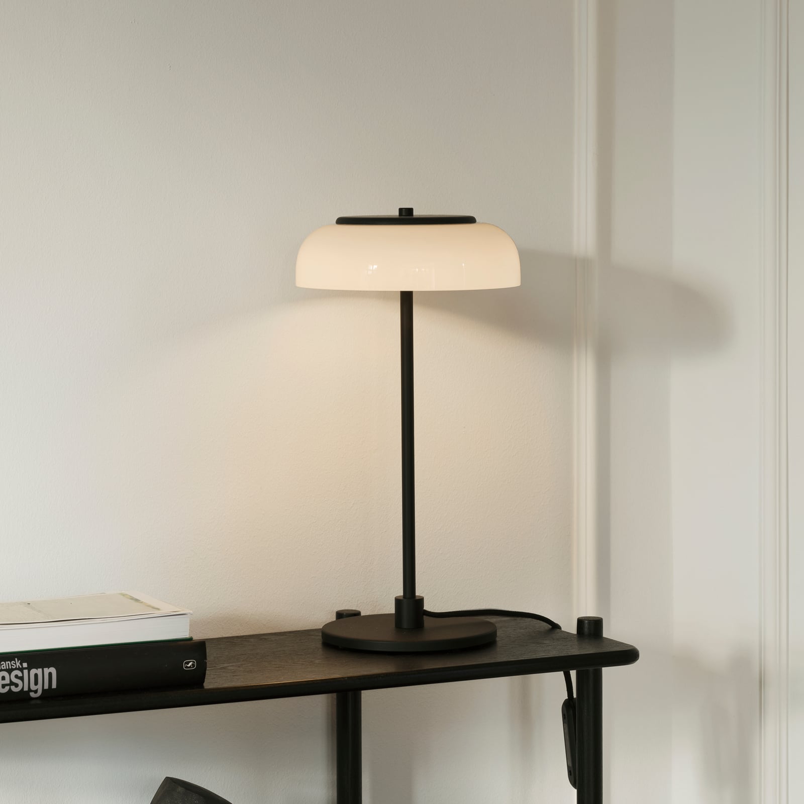 Nuura LED-laualamp Blossi, kõrgus 43 cm, must/opaalklaas