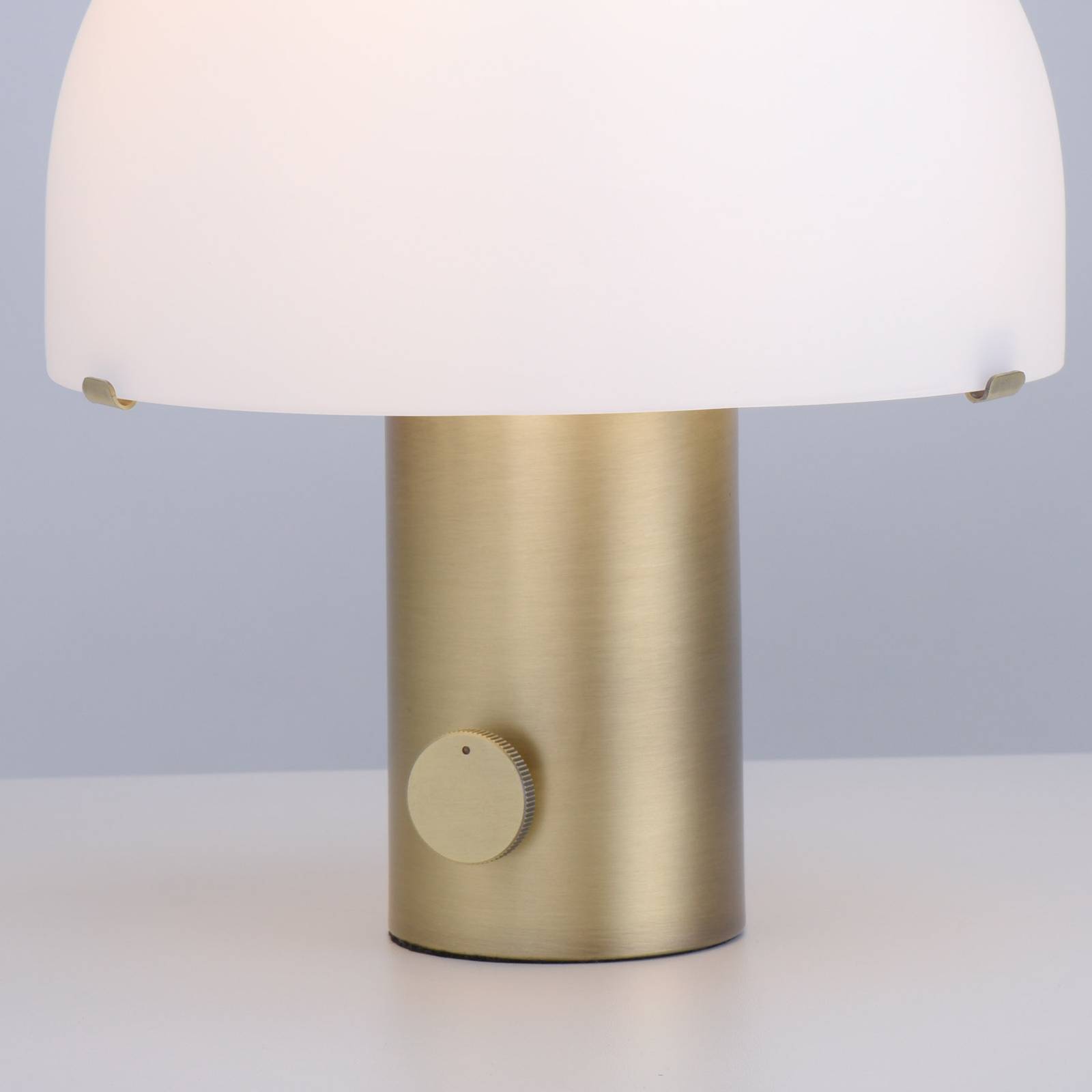 Dipper asztali lámpa üvegbúrával, matt sárgarézből