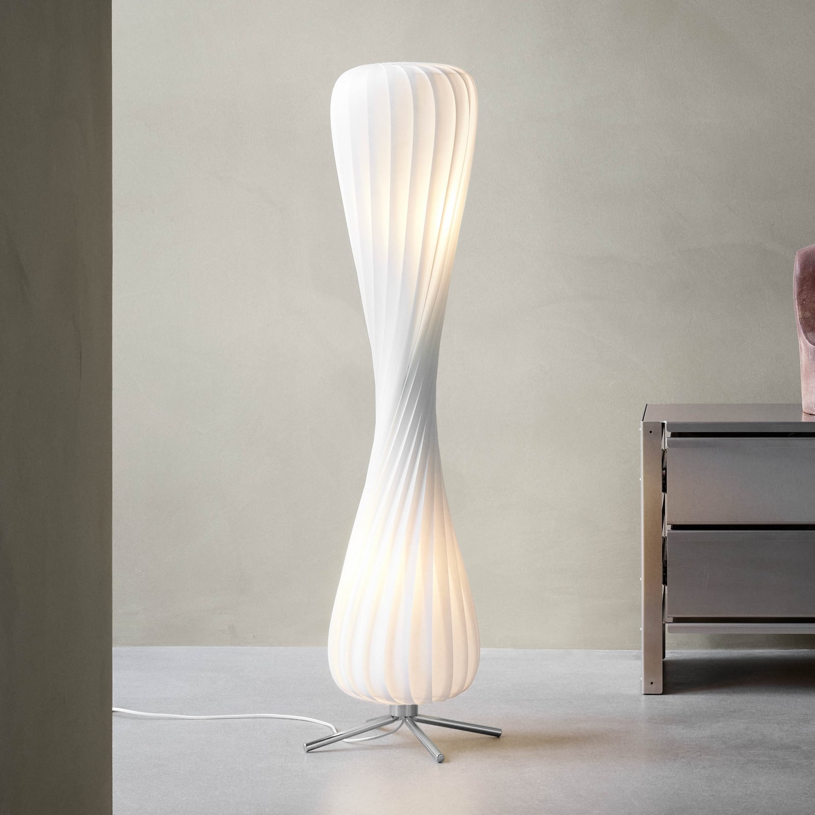 Lampada da terra Tom Rossau TR7, plastica (PC), altezza 117 cm, E27 Lampada da terra Tom Rossau TR7, plastica (PC), altezza 117 cm, E27
