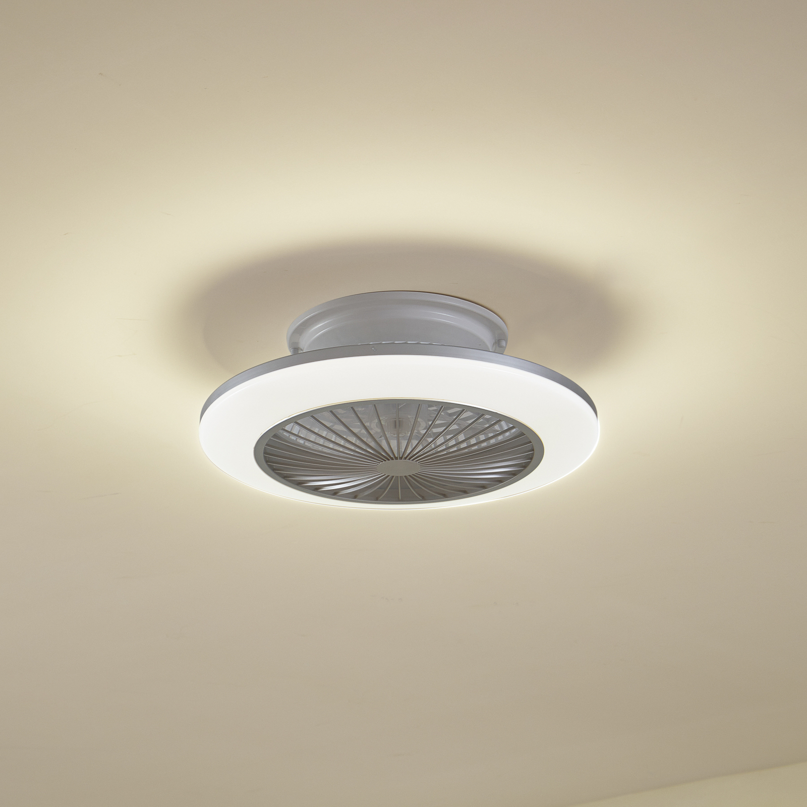 Lindby LED griestu ventilators Mamuti, sudraba krāsā, kluss, Ø 55 cm