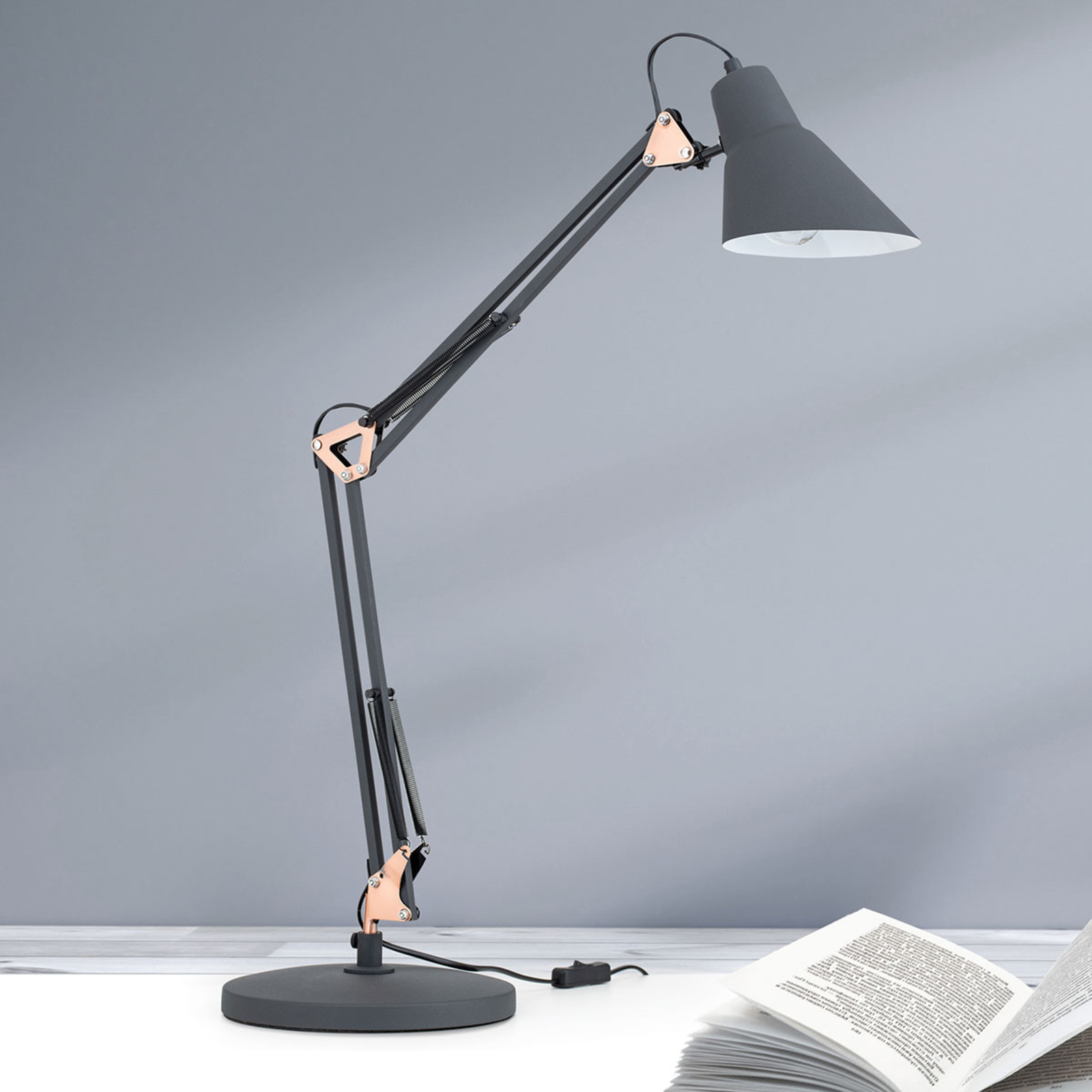 Bachelor table lamp, adjustable in three ways