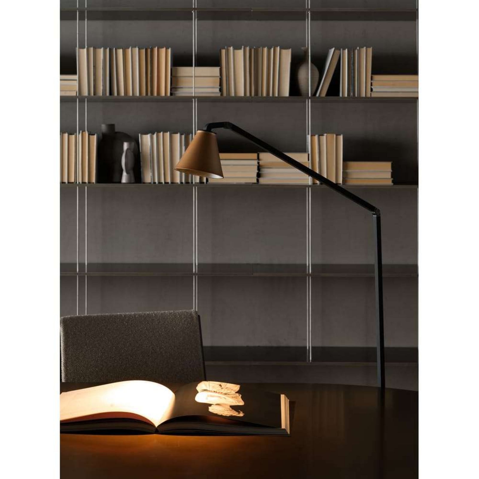 Untitled Reading Cone gulvlampe, sort/guld Nemo Lighting - Stue - Aluminium