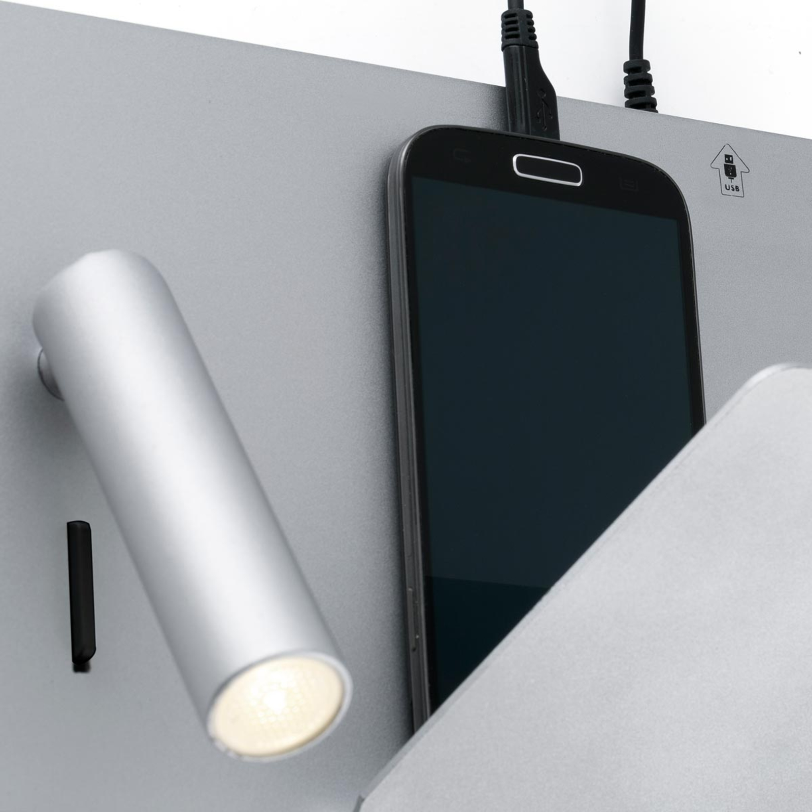 Kompakte LED-Wandlampe Suau mit USB-Charger