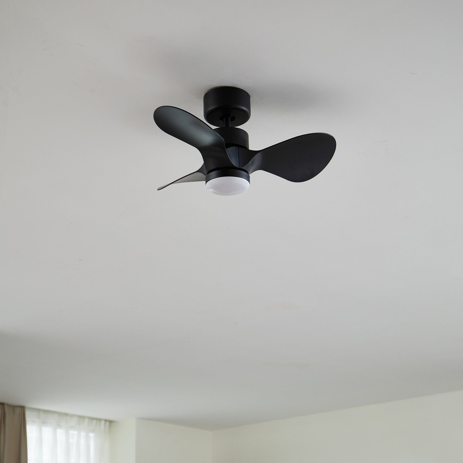 Ventilator de tavan Lindby LED Enon, negru, motor DC, silențios