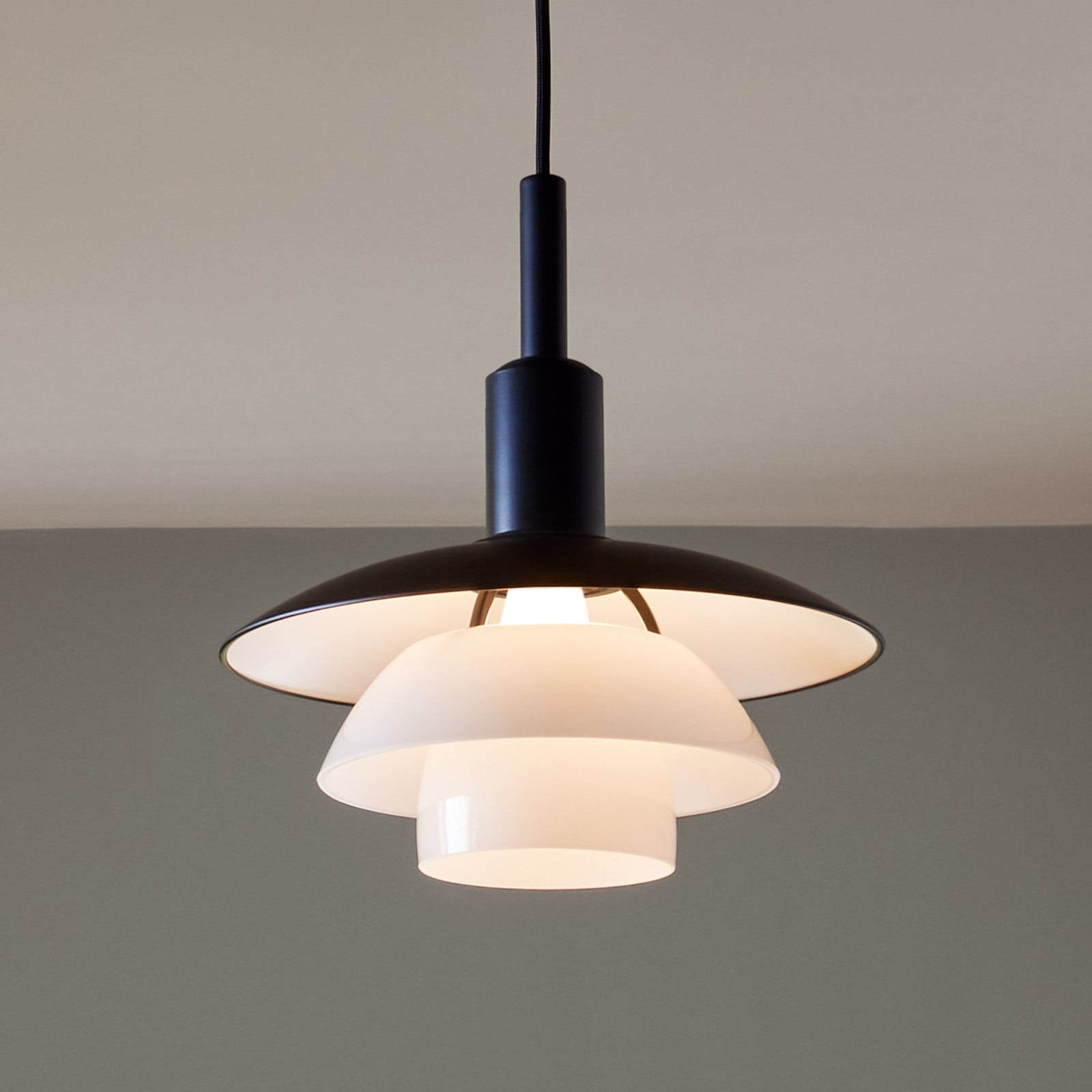 PH 3/3 Taklampa Black/Opal Louis Poulsen - Vardagsrum - Design - Metall - Med en ljuskälla | Produkter - Taklampor | Lampspecialisterna