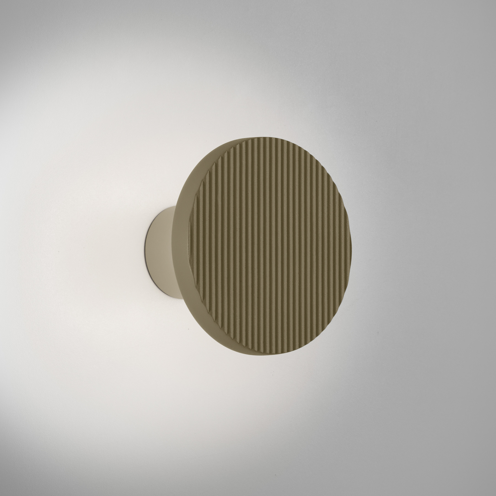 Bover LED-vägglampa Arid A/01 oliv CCT 2 200–2 700 K IP44 Bover LED-vägglampa Arid A/01 oliv CCT 2 200–2 700 K IP44