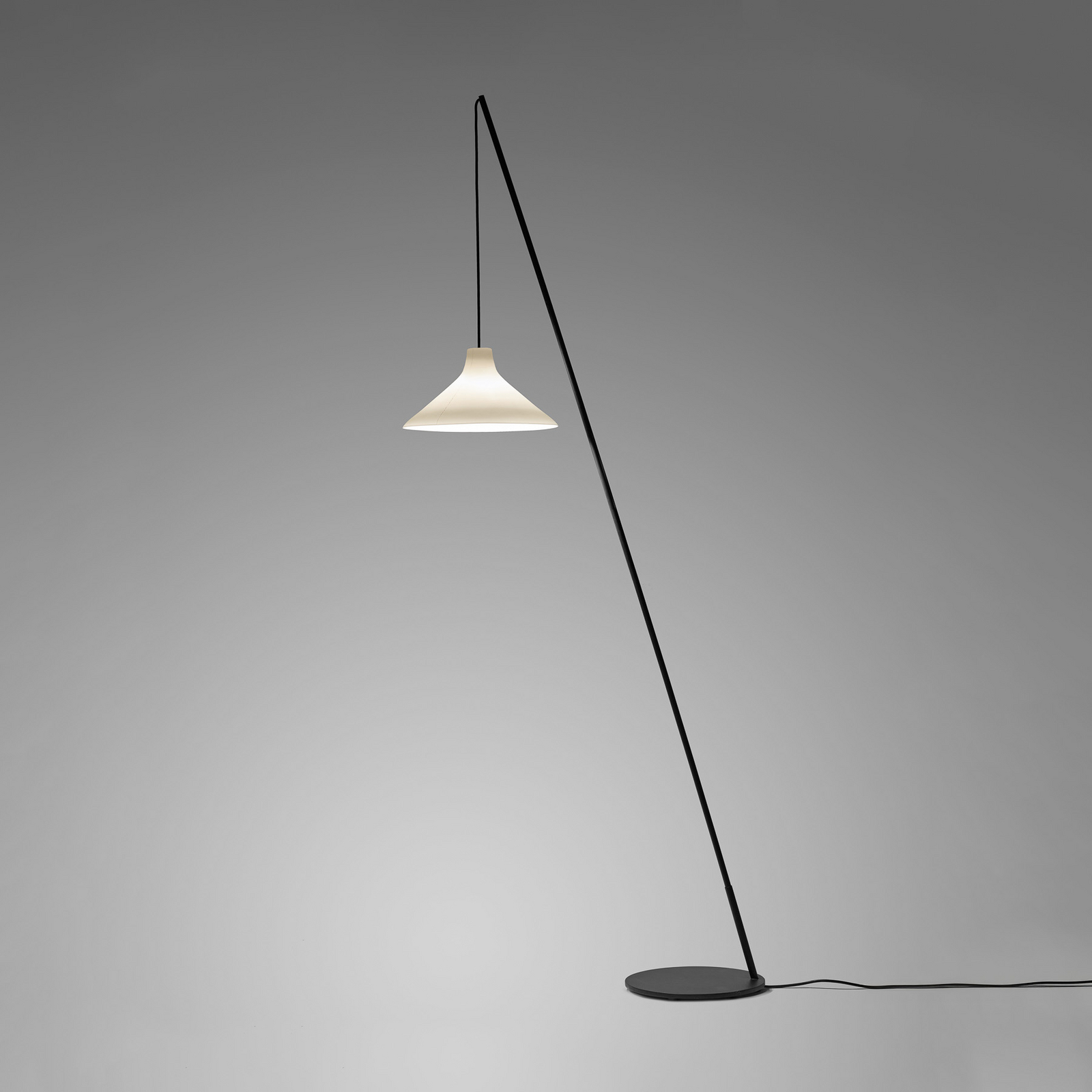 BLACK-WHITE SEAM gulvlampe, stål, porcelæn, E27, højde 196 cm – Serax