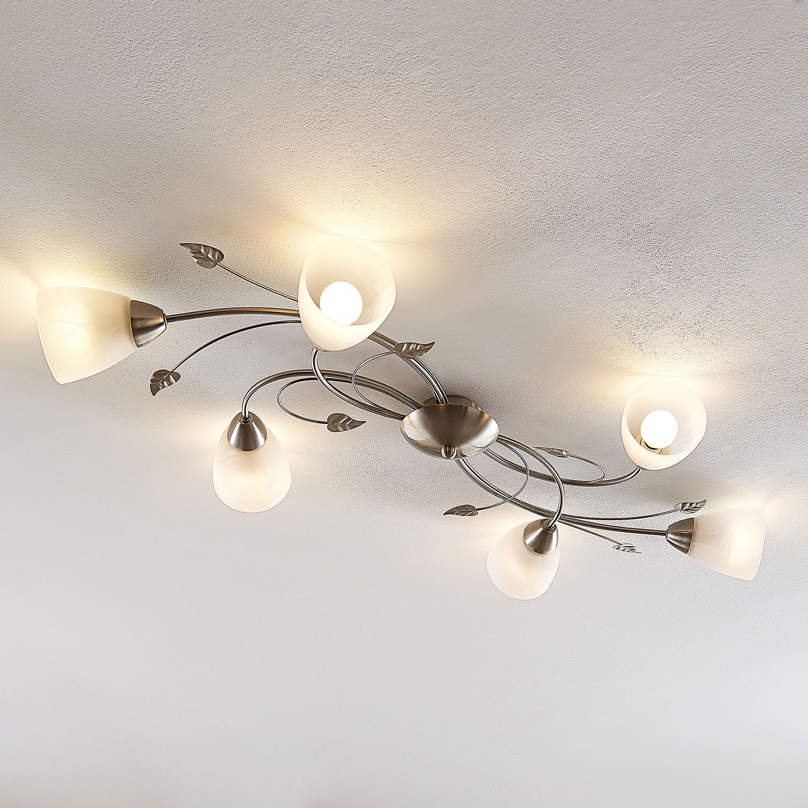 Lindby Deckenlampe Yannie, 6-flg., 106 cm, nickel/weiß, Glas