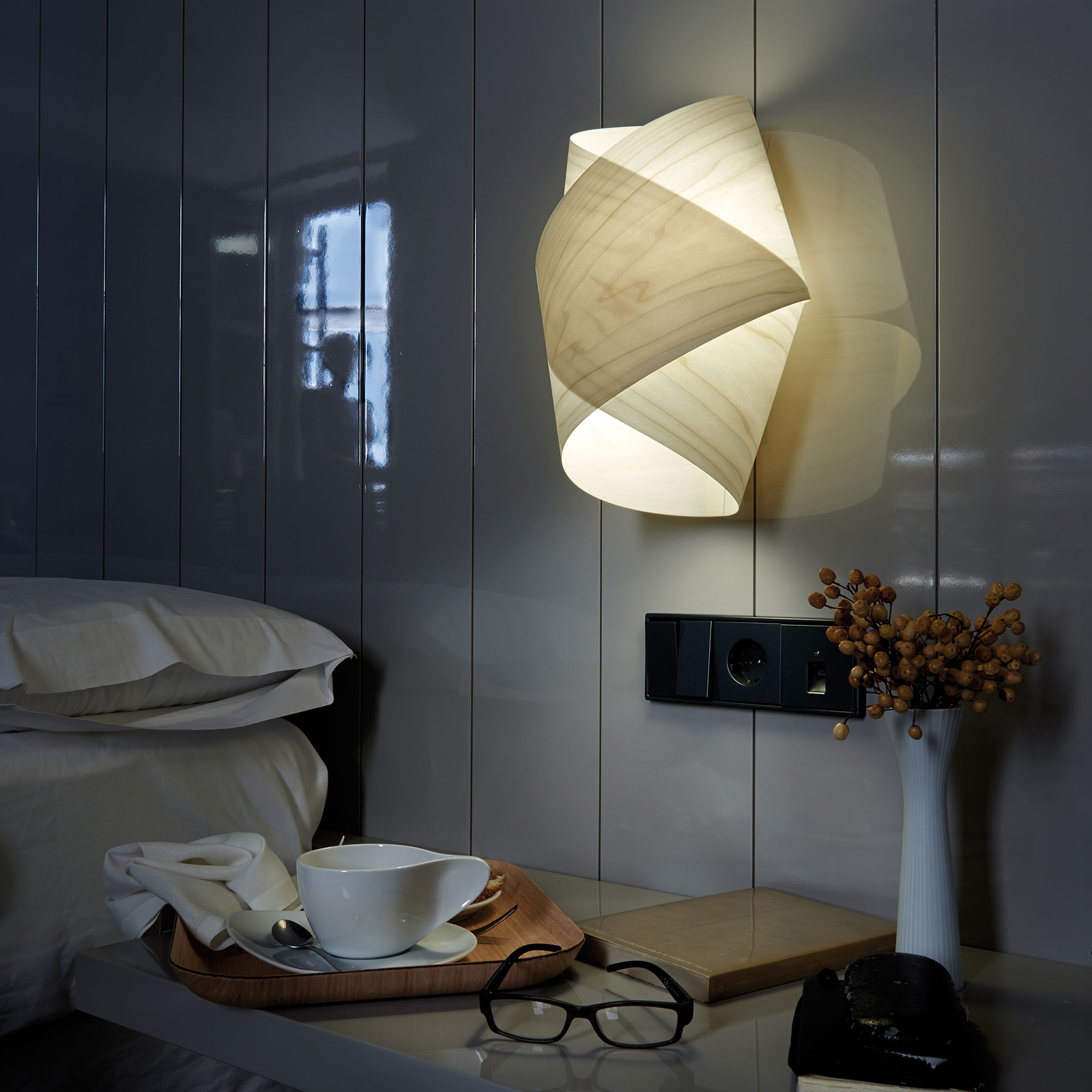 LZF Orbit Wandleuchte aus Holzfurnier