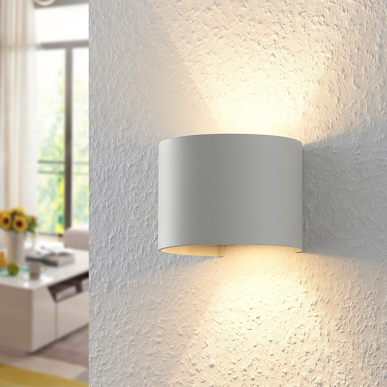 White Zuzana LED wall light, round